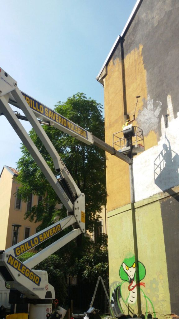 Piattaforma a noleggio per verniciatura facciata di un edificio (milano)